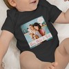 Geschenk mit Namen personalisiert by Shirtracer - Baby Bodysuit Boy