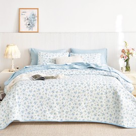 Wake In Cloud - Floral Quilt Set, Coquette Cottagecore Shabby Chic Flower Pattern for Women Teen Girls, Reversible Lightweight Bedspread Coverlet, 3 Pieces, White Blue, Twin/Twin XL Size