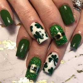 24Pcs St. Patrick's Day Press on Nails Short Square Fake Nails Green Glossy Shamrock Design White Full Cover Artificial Glue on Nails Glossy Stick on Nails Irish False Nails for Women DIY Nails Art