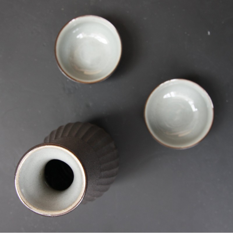 Yamako Pottery Sake Bottle and Cups set GuiNomi & Tokkuri