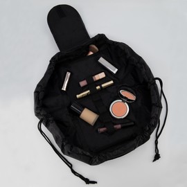 JOY bolsa de cosméticos con cordón para artículos de tocador y maquillaje. Organizador de viaje con diseño duradero 56cm (22 pulgadas) resistente al agua color negro