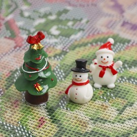 SEWACC Christmas Decoration 40 Pieces Mini Snowman Figures Miniature Snowman Ornaments Christmas Mini Snowman Figures Made of Resin for DIY Decoration and Crafts Christmas Decoration