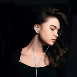 Maíz Audifonos Alambricos In Ear Celular Manos Libres Microfono Color Rojo