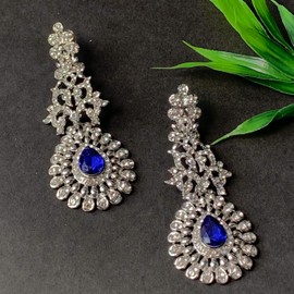 I Jewels - arete colgantes chapados en rodio de 18 quilates con diamantes americanos de Bollywood para mujer (E2100-01), Rodio