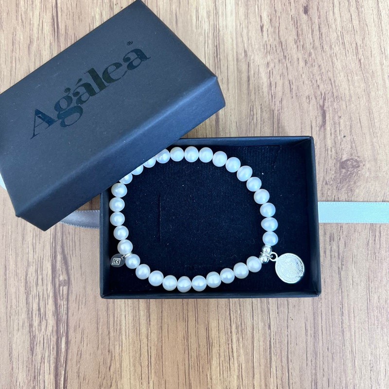 Agálea | Pulsera de Perlas naturales con dije de San