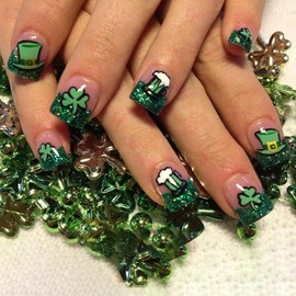 RIICFDD 24 Pcs St. Patrick's Day Press on Nails Short Square Fake Nails Green Glitter French Tip Nails Beer Magic Hat Glue on Nails Full Cover Lucky Clover Acrylic Nails False Nails for Women Girls