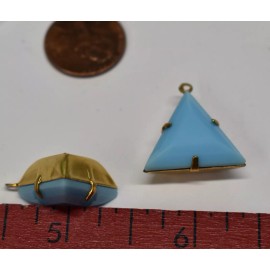 VINTAGE GLASS TRIANGLE PENDANT BEADS 18mm • LIGHT BLUE OPAQUE GLASS IN BRASS