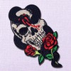 Parche bordado de rosa de serpiente y calavera para planchar