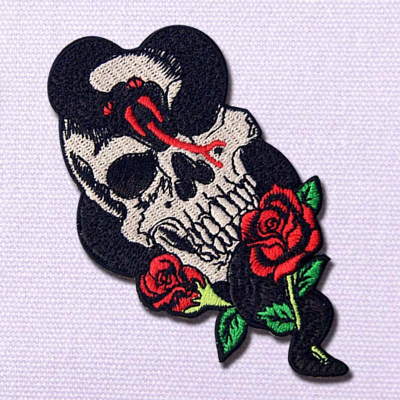 Parche bordado de rosa de serpiente y calavera para planchar