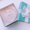 Gift wrapping is okay. I won’t accept it. / 선물포장