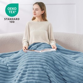 BEDELITE Fleece Throw Blanket for Couch, 300 GSM Soft and Warm Fluffy Twin Blanket, Decorative and Giftable Striped Light Blue Blankets for Men and Women, 125 x 150 cm