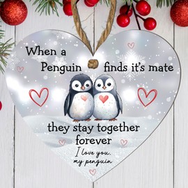 Heart-Shaped Penguin Love Plaque - "When a Penguin Finds Its Mate" - Romantic Christmas Hanging Decoration, Cute for Couples, Winter Holiday Decor (Small: 10 cm (H) × 9 cm (W))