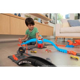 Hot Wheels City Wreck & Ride Gorilla Attack with 1 Car, Connects to Other Sets, Gas Station-Themed Set, Gift for Kids 4 to 8 Years Old