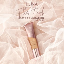 LUNA Matte Foundation in MEDIUM Shade - Contains Vitamin E and SPF15 - Oil-Free Face Foundations with Neutral Golden Undertone - Suitable for Oily and Sensitive Skin