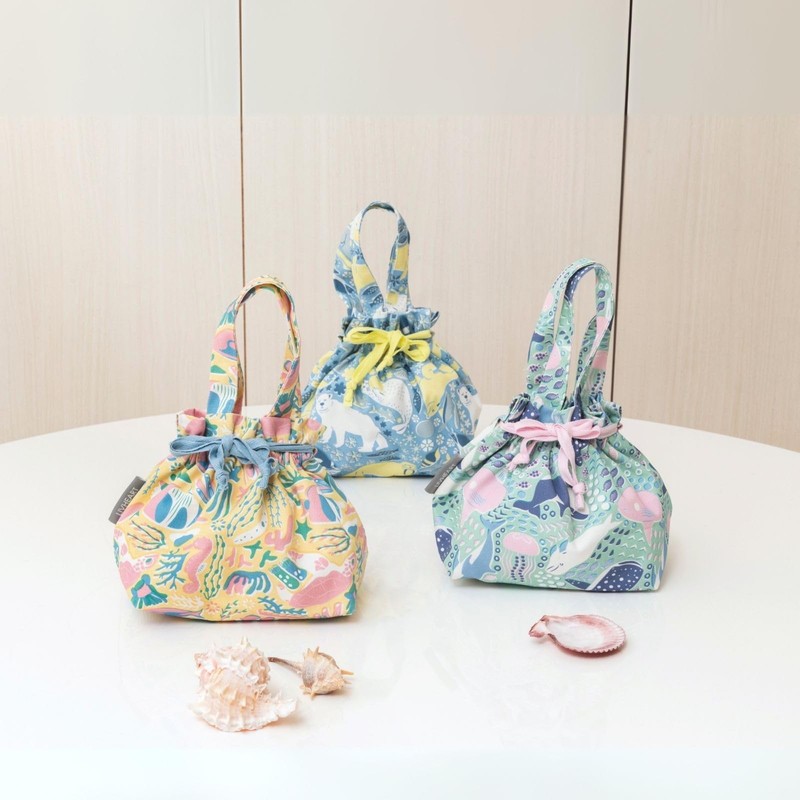 りぶはあと ランチ巾着 アクアヒュッゲ IN THE SEA (約W29.5xD12xH18.5cm) 保冷・保温 お弁当 水の生き物柄