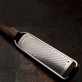 Microplane Zester - Rallador para cítricos, queso duro, jengibre, chocolate, nuez moscada y trufa con cuchillas de acero inoxidable, fabricado en Estados Unidos