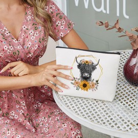 Western Makeup Bag Cow Print Stuff Cow Gifts Western Accessories for Women Birthday Graduation Friendship Cow Western Stuff for Female Niece Friend Daughter Aunt Floral Cow Lovers Travel Organizer