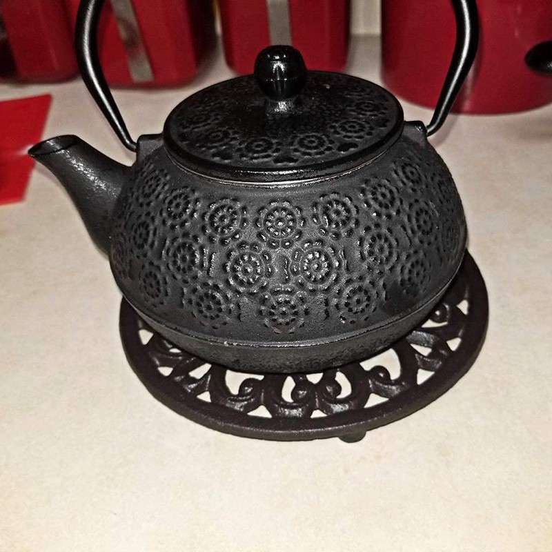 RESFNSE Round Cast Iron Trivet 6.7Inch Iron Heat-Insulation Trivet Non-Slip