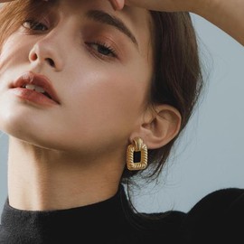 Women's Drop Earrings, Yellow Gold, No gemstone.