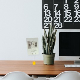 10 pcs Paper Clip Hoder for Desk, Table Number Card Hoders Polaroid Photo Clip Stand for Postcard Picture Memo Menu Monmory Photo Christmas Wedding Number Card Display with Colorful Cube Base