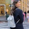 Baggallini Damen Umwandelbarer Neapel wandelbarer Rucksack, Silber-metallische Steppdecke, Einheitsgröße
