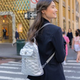 Baggallini Damen Umwandelbarer Neapel wandelbarer Rucksack, Silber-metallische Steppdecke, Einheitsgröße