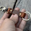 JJNUSA - Llavero de piel genuino de nogal para hombre,