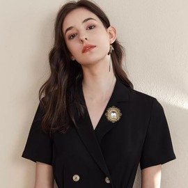 Antique Rhinestone Brooch Pin for Women Girls Gold Tone Vintage Baroque Rectangle Crystal Shell Pearl Boho Victorian Style Brooches Lapel Pins Elegant Wedding Mother's Day Jewelry Gift (Clear CZ)