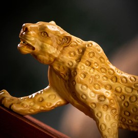 Wooden Sculpture Leopard Leopard Animal Statue Wildlife Sculpture Modern Sculpture High Quality Natural Boxwood Carving Object Wood Grain Art Interior Desktop Decoration Feng Shui Goods Money Luck Charm Company Office Amulet Protection (Height 2.0 x Widt