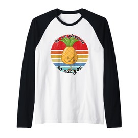 It´s A Pleasure To Eat You Kissing Crazy Pineapple Raglan Baseball Tee