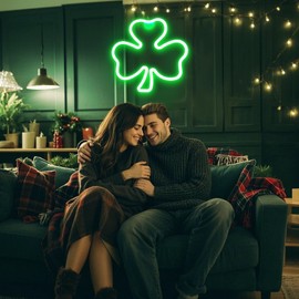 JIUHKQK St Patricks Day Decorations Shamrocks Hanging Ornaments Irish Home Decor for Wall Door Bedroom Kids Room Decoration Outdoor Party Favors (Green)