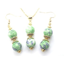 Ohrringe und Halskette aus vergoldetem Stahl, besetzt mit einem Anhänger aus grün und schwarz getönten weißen Jadeperlen und tibetischen Perlen