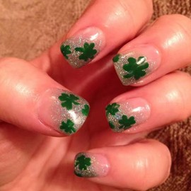 St. Patrick's Press on Nails Square Short Fake Nails with Glitter Shamrock Designs Nude Nails Press ons Glossy Glue on Nails Green Acrylic Nails Cute False Nails Stick on Nails for Women 24Pcs