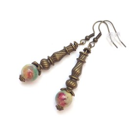Dangling earrings with tube and tinted jade beads in green, red and white