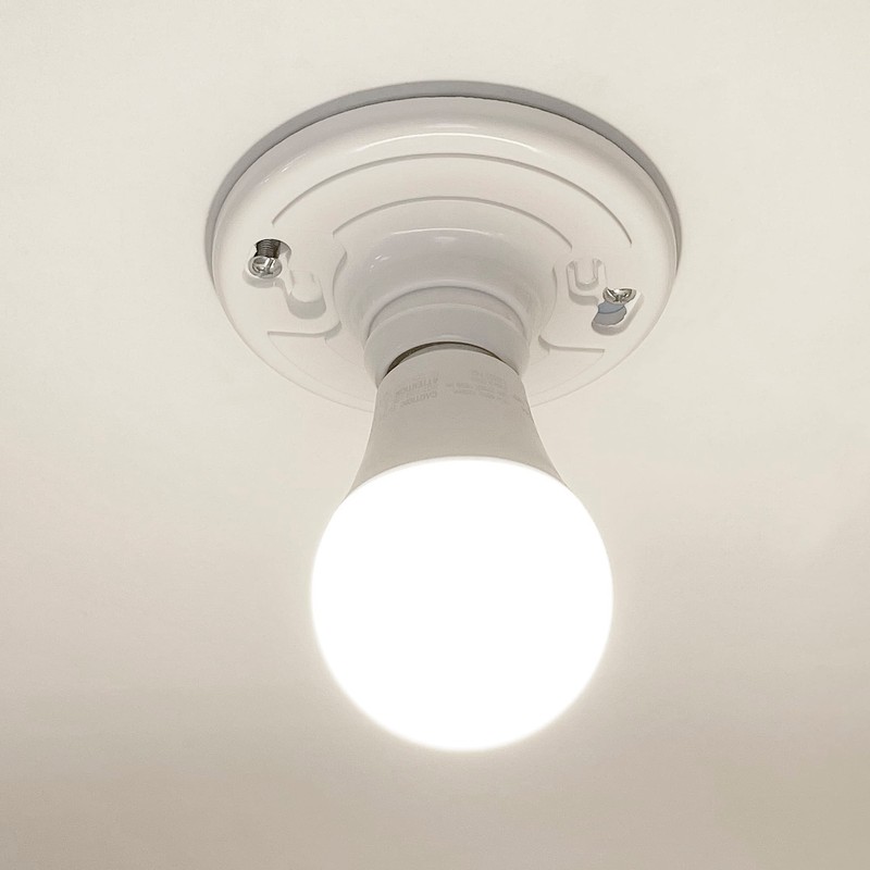 Maxxima Keyless Plastic Lamp Holder - One-Piece Medium Base, E26