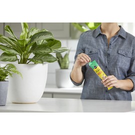 Miracle-Gro Pour & Feed Singles Ready-To-Use Liquid Plant Food - Pre-Measured Liquid Plant Fertilizer for Potted Plants, 2 oz. Singles