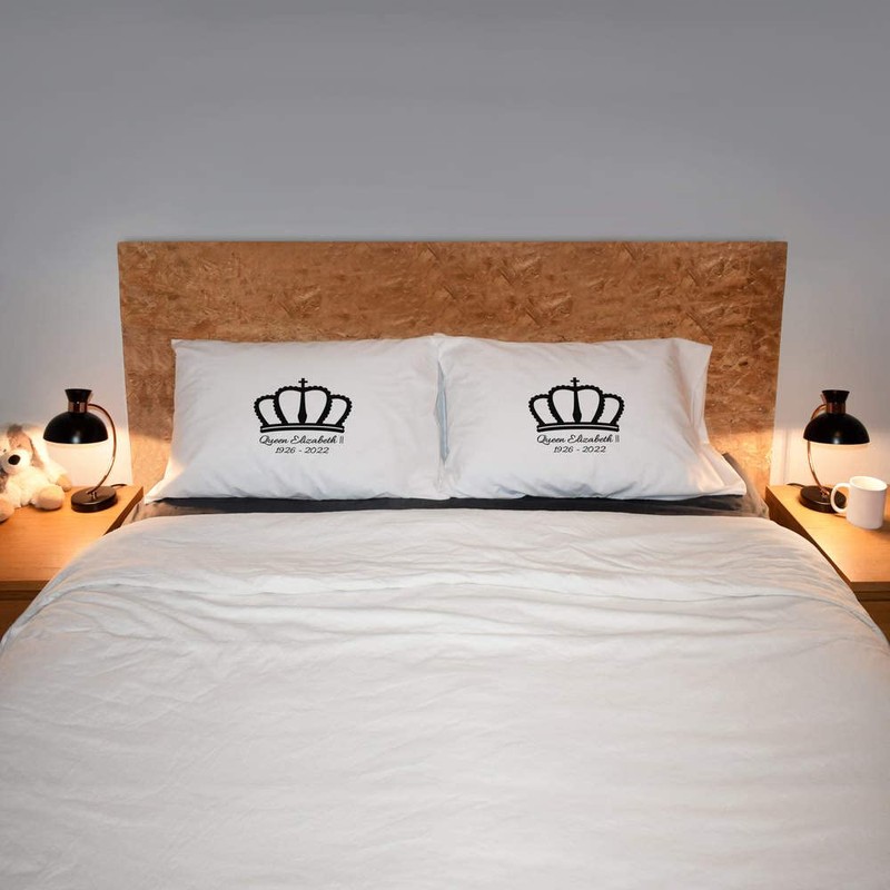 2 x 'Queen Elizabeth II Crown' Cotton Pillow Cases (PW00024517)