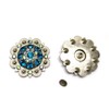 Conchos de bayas con tornillos de metal y flores con
