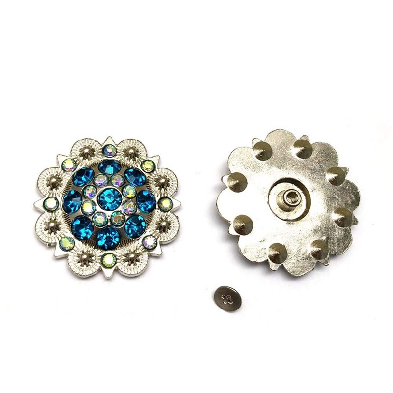 Conchos de bayas con tornillos de metal y flores con