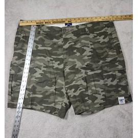 George Men’s At The Knee Cargo Shorts Green Camo 10” Inseam Size 46 NWT