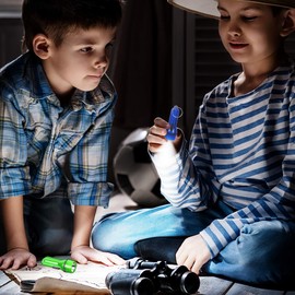 THE TWIDDLERS - 24 Mini Torch/Flashlight Keychains - Assorted Colours