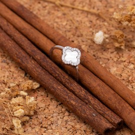 Tuscany Silver Damen-Ring aus Sterlingsilber, rhodiniert, 11 mm Kleeblatt mit Perlmutt und 1,1 mm weißen Zirkonia, Größe L