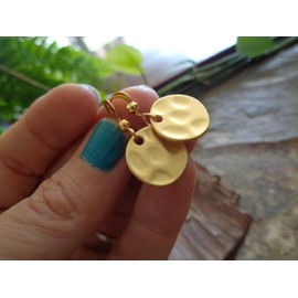 ◦ ● Matte golden small hammered plates, elegant earrings with small discs in matt gold