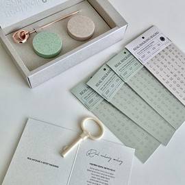 Really strange Real Myohae Real Soft Sealing Myohae X Soft Collaboration Sealing Nail Kit / 리얼묘해 리얼말랑씰링 묘해X말랑 콜라보 씰링네일키트