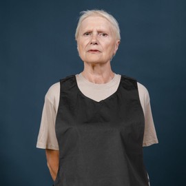 Practical Barber Apron with Pockets, Breathable and Quick-Drying Fabric, Easy on/off Design, Black, 29.92x22.04in, Ideal for Salon Stylists and Home Hair Colorists