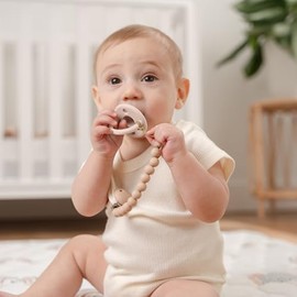 Sujetadores de Chupón Comfy Cubs (Paquete de 2) – Silicona de Grado Alimenticio 100%, Certificación CPSIA – Ligeros, Flexibles y Seguros – Beige y Beige Claro