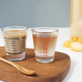 Vasos medidores de vaso de chupito espresso líquido pesado vaso de vino paquete de 26 medidas incrementales de 1 onzas, 6 cucharaditas, 2 cucharaditas, 30 ml (negro y rojo)
