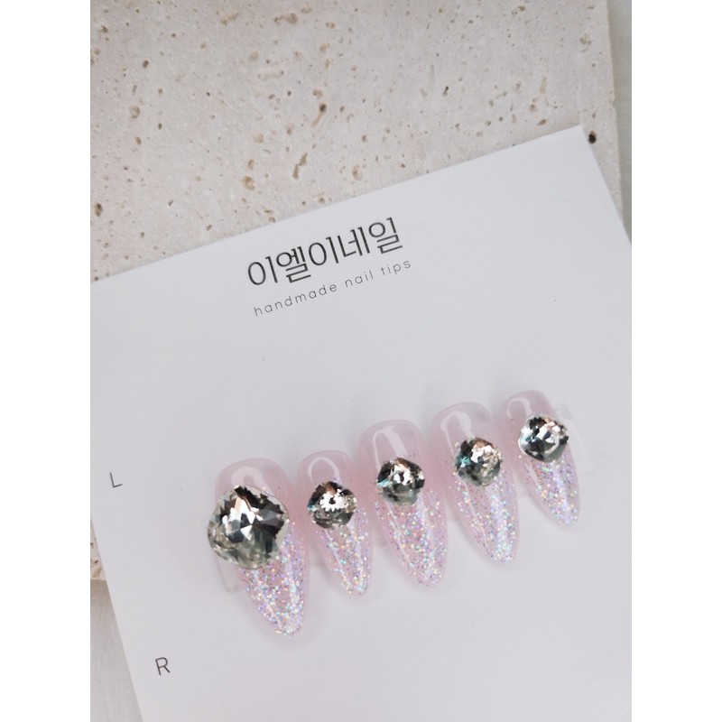 V cut stone point nail tip - short oval /