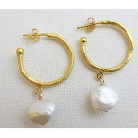 Süßwasserperle auf 22mm großen Creolen aus vergoldetem Sterlingsilber - Ohrringe for Damen - Schmuck