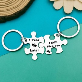 Anniversary Keyring Gifts for Him Her 1st Wedding Anniversary Keychain Gift 1 Year Later I Still Pick You Puzzle Matching Keychain Set Couple Gift for Husband Wife Valentines Day Gift for Boyfriend